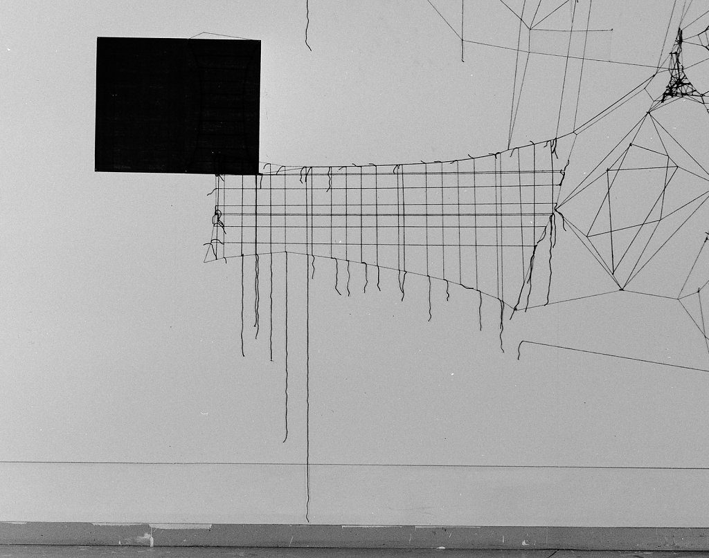 Constellation (système n°1),wall drawing with black wool thread, paper, nails, 3x5m, Lyon, 2010